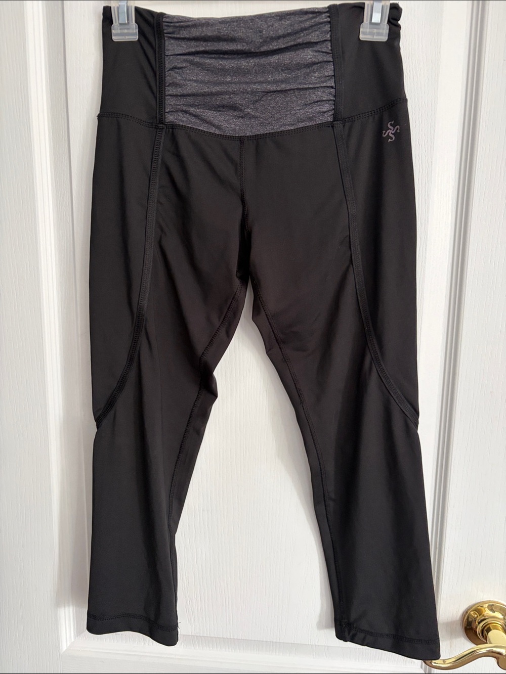 Samsara Yoga Black Capri Workout Leggings with Contrast Waistband